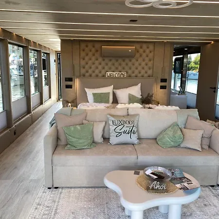 Lake Suite Apartment