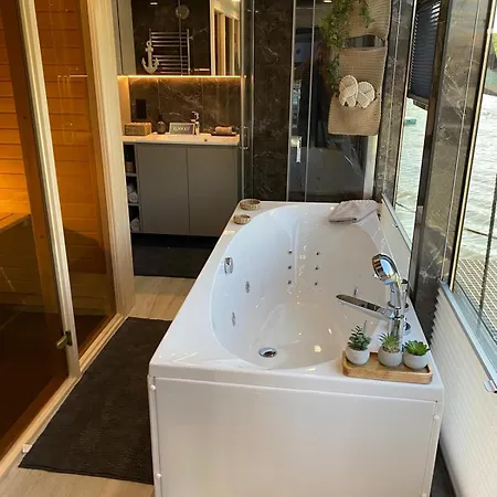 Lake Suite Apartment *